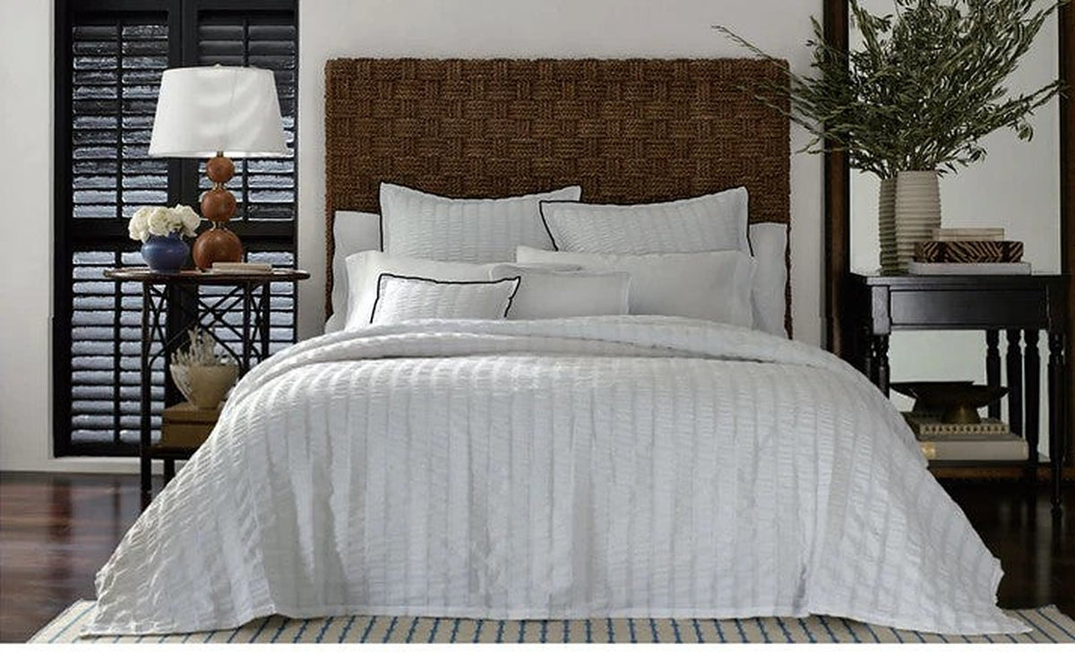 Seersucker Duvet Bedding Set with Black Piping on Pillow Shams